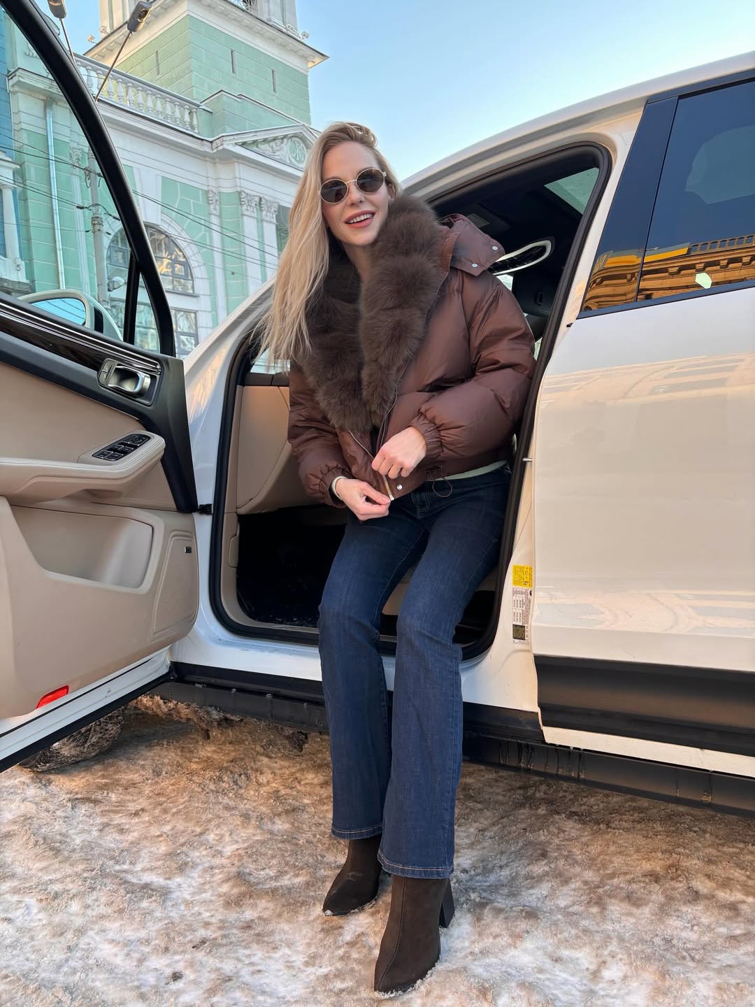 Денім, замша та куртка з хутряним коміром: зимовий "лук" Даші Трегубової