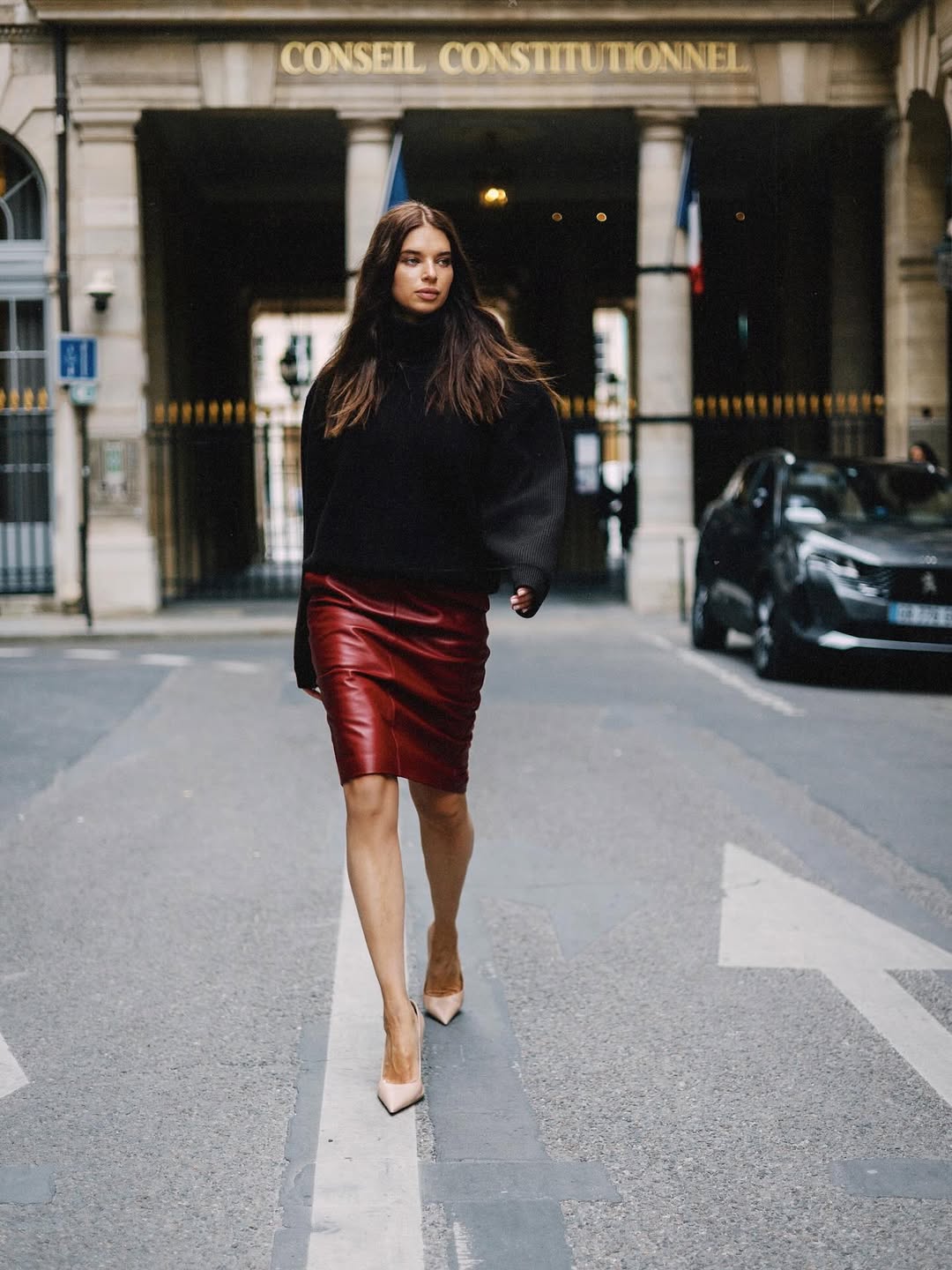 Модний вихід дружини Усика: як носити шкіряну спідницю цієї осені