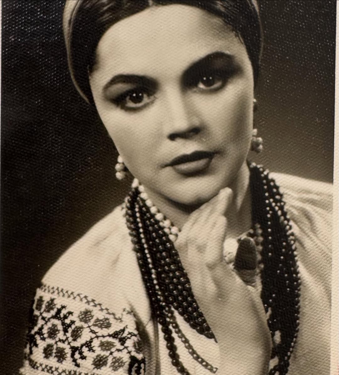 Сумская поделилась архивными фото мамы: как выглядела Анна Ивановна в молодости