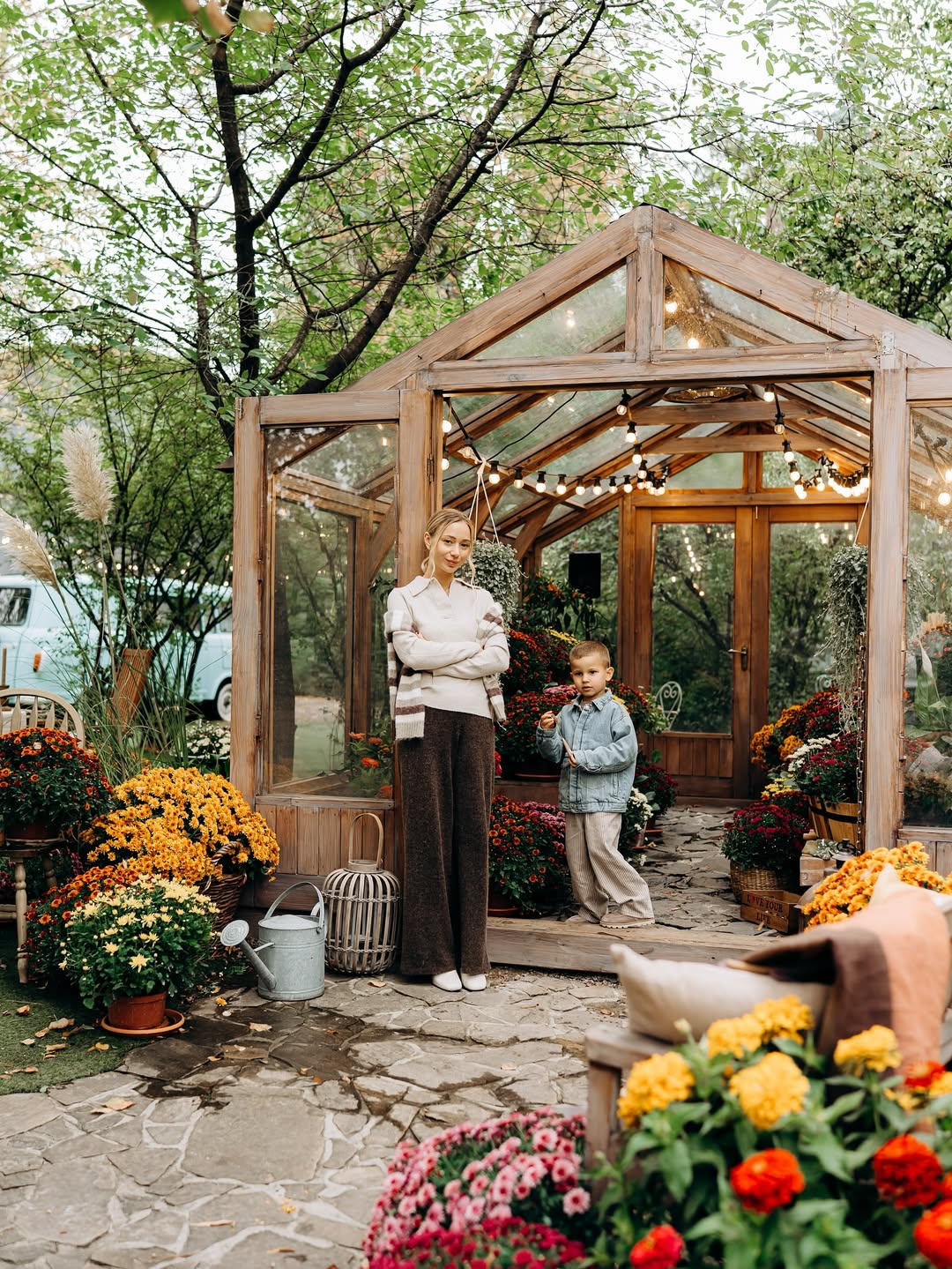 Дружина Віктора Павліка зачарувала стильними осінніми образами з 4-річним сином