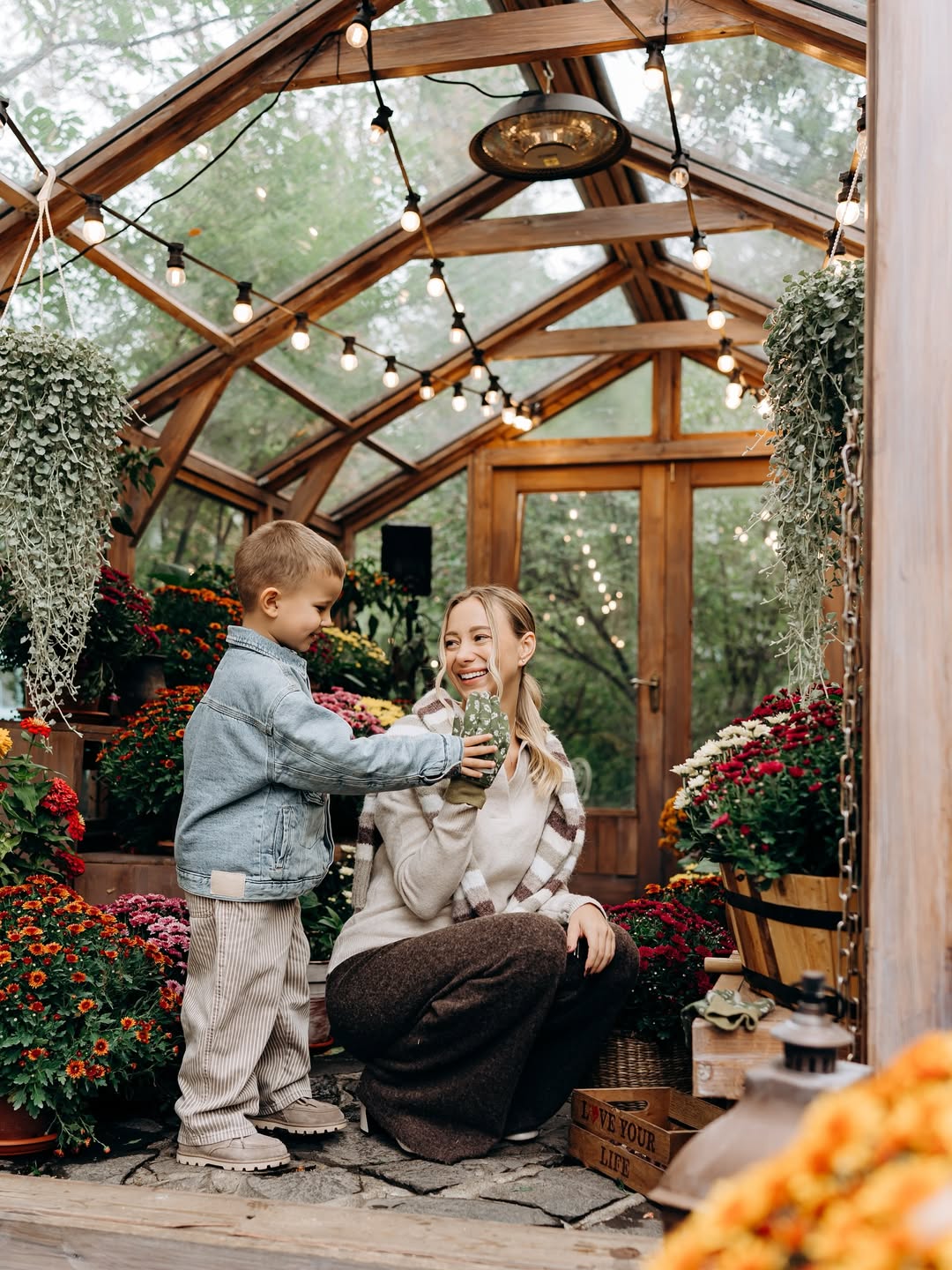 Дружина Віктора Павліка зачарувала стильними осінніми образами з 4-річним сином