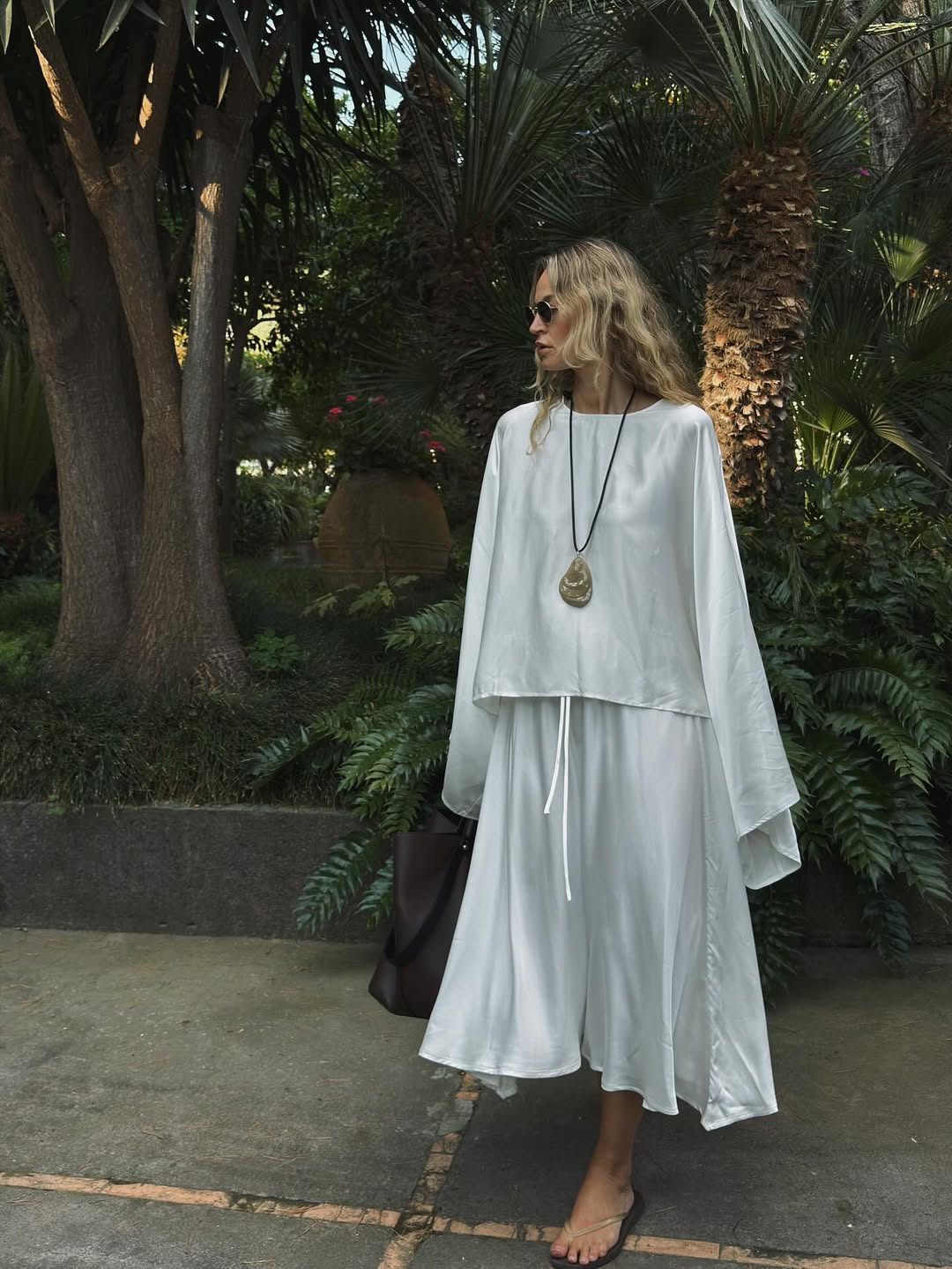 Наймодніше взуття літа 2025 - в'єтнамки: фешн-блогерка показала, з чим їх носити