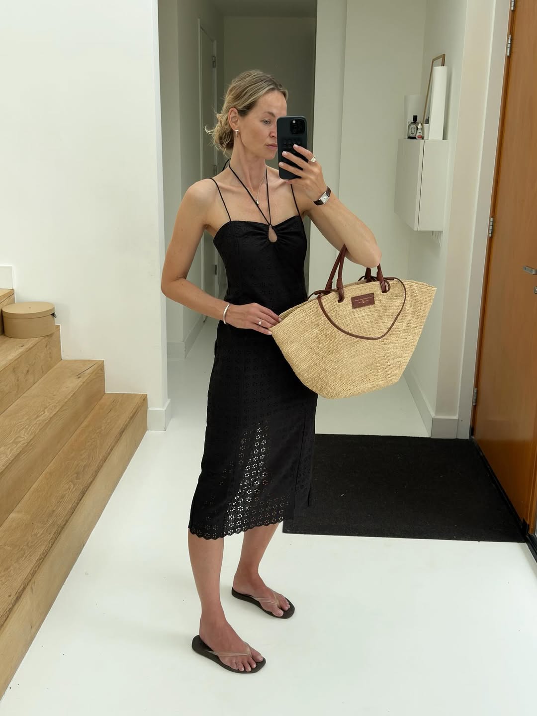 Наймодніше взуття літа 2025 - в'єтнамки: фешн-блогерка показала, з чим їх носити