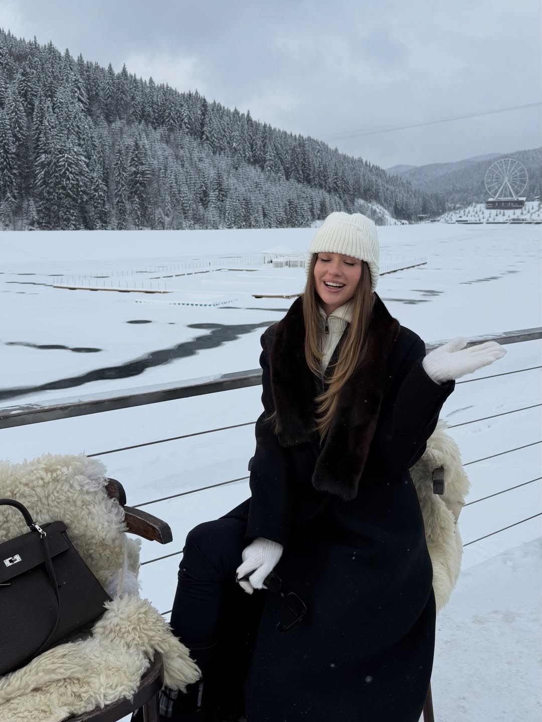 Шапка-вушанка та об’ємна хутряна: колишня Тищенка показала модні головні убори