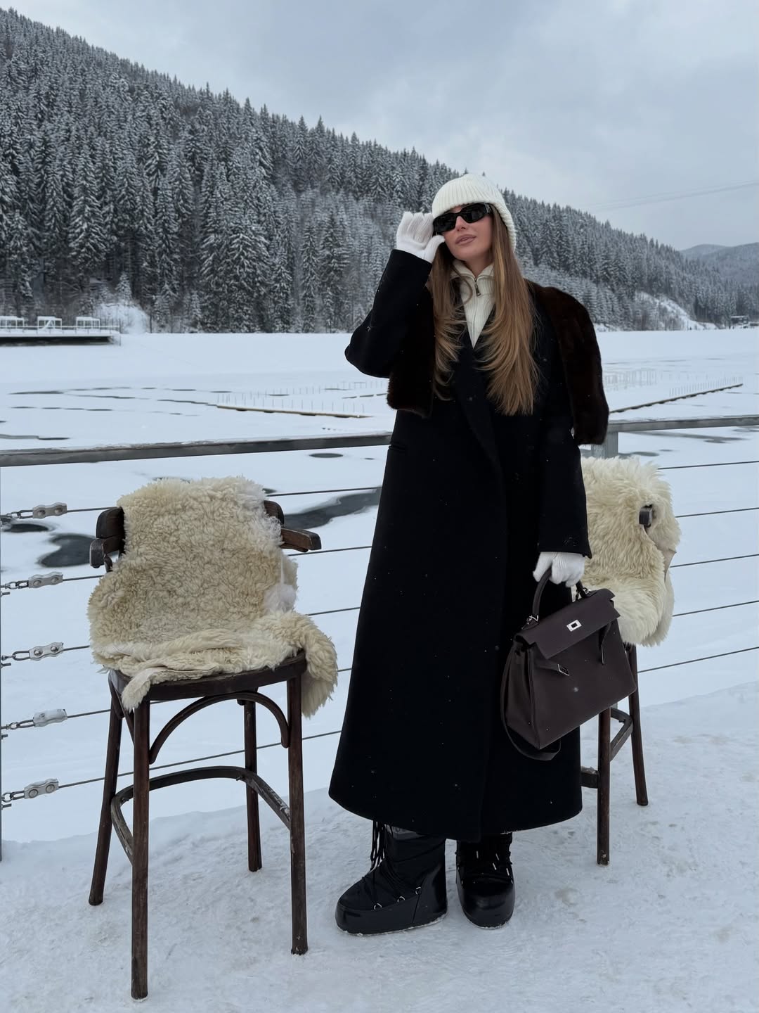 Шапка-вушанка та об’ємна хутряна: колишня Тищенка показала модні головні убори