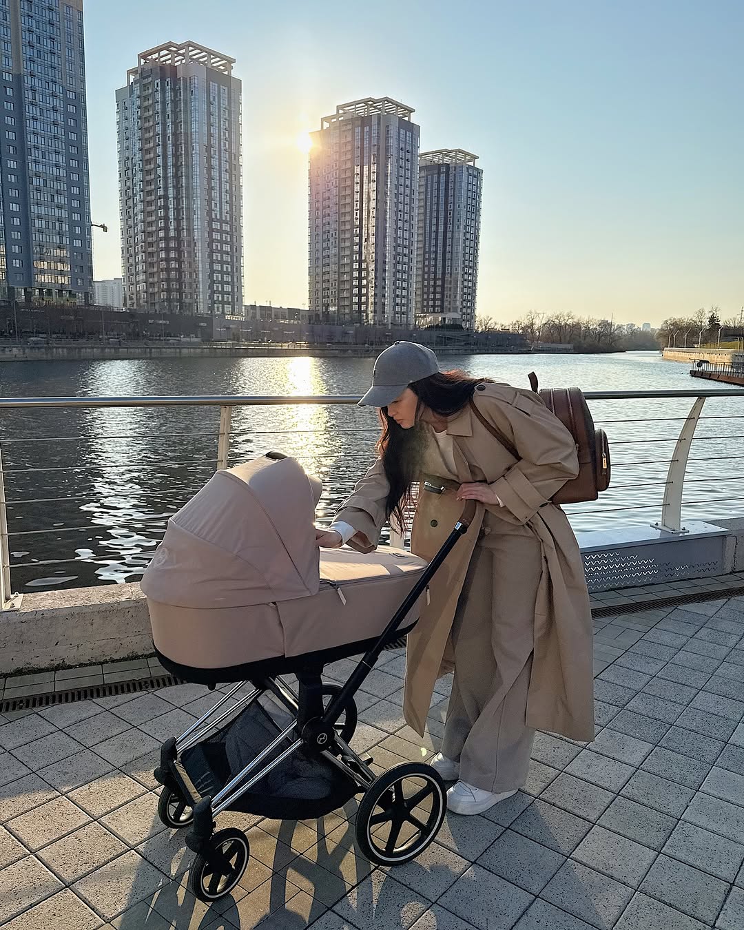 Самый модный плащ на весну 2025: жена Позитива показала стильный образ