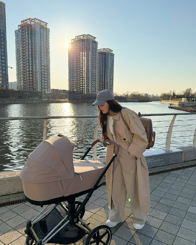 Самый модный плащ на весну 2025: жена Позитива показала стильный образ