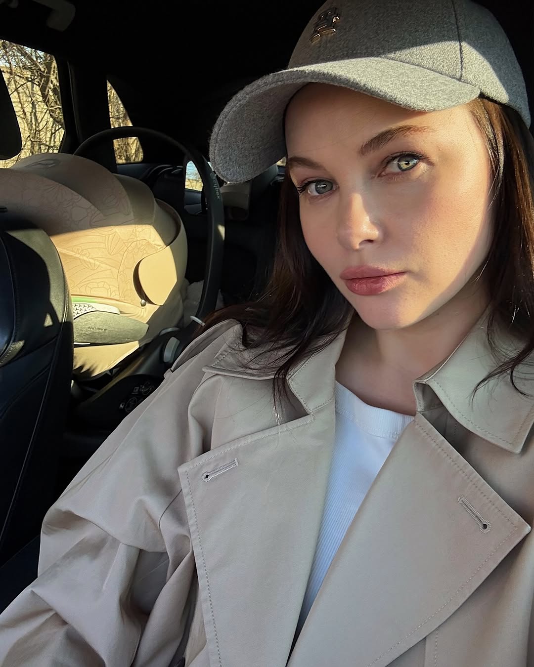 Самый модный плащ на весну 2025: жена Позитива показала стильный образ