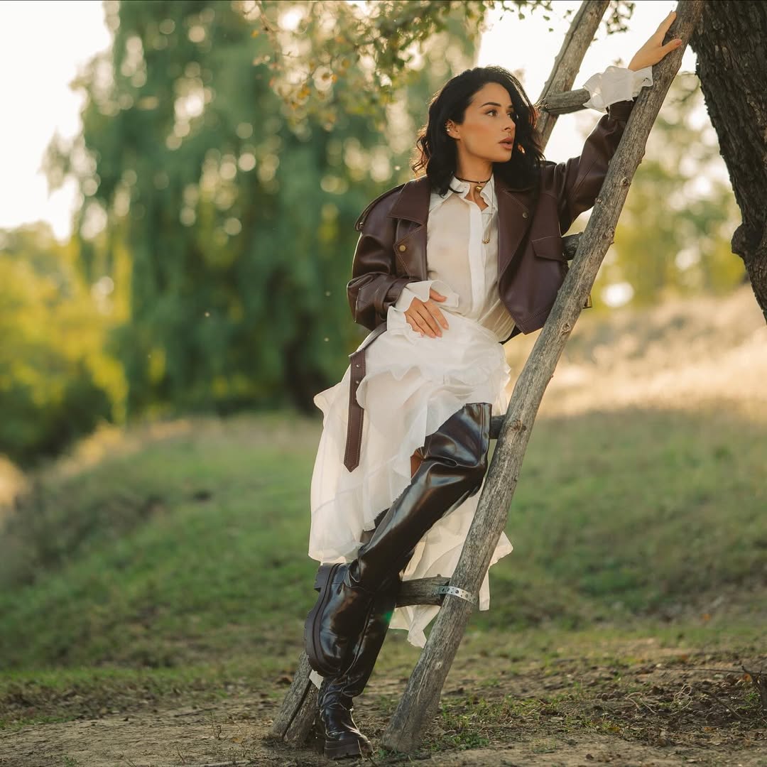 Сукня з рюшами і куртка-"косуха": Злата Огнєвіч показала модний осінній образ