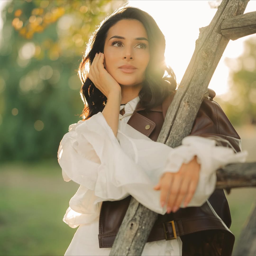 Сукня з рюшами і куртка-"косуха": Злата Огнєвіч показала модний осінній образ