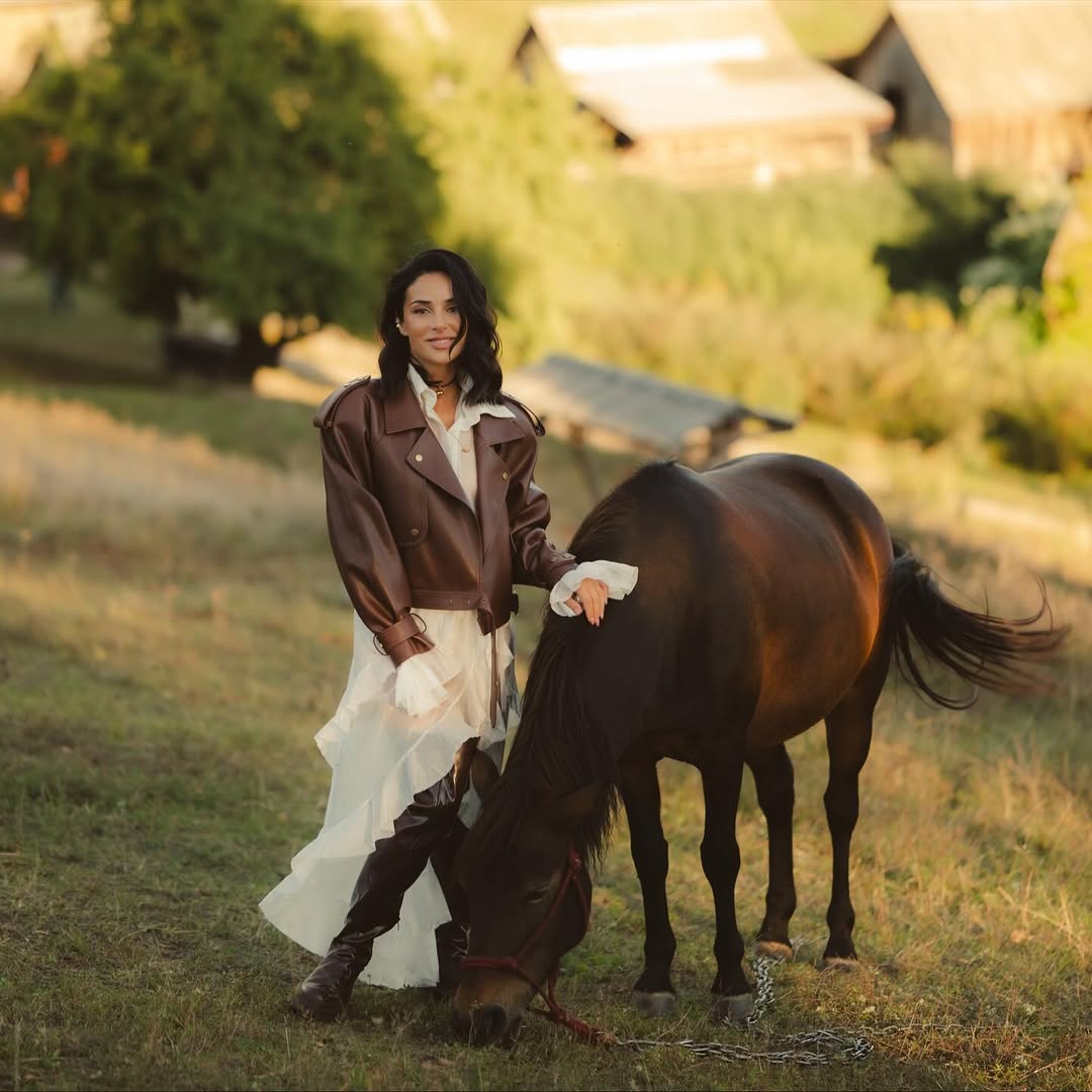 Сукня з рюшами і куртка-"косуха": Злата Огнєвіч показала модний осінній образ