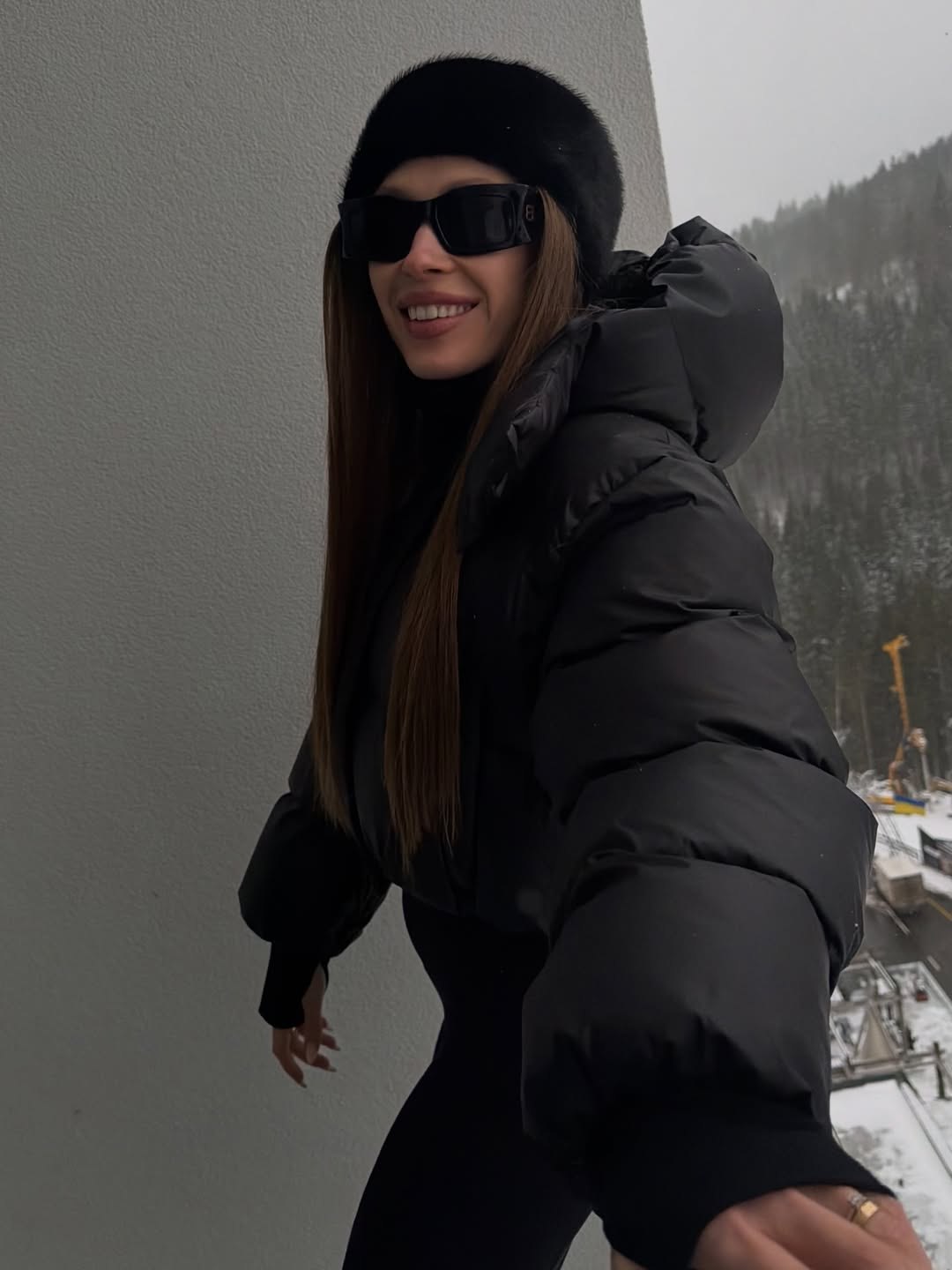 Олена Світлицька показала, як носити модні пуховики: білий і чорний варіанти