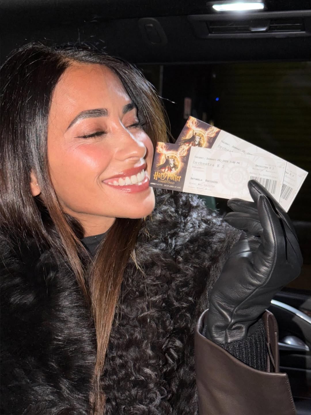 Зимовий стиль дружини Мессі: шкіряний тренч і шарф з екохутра