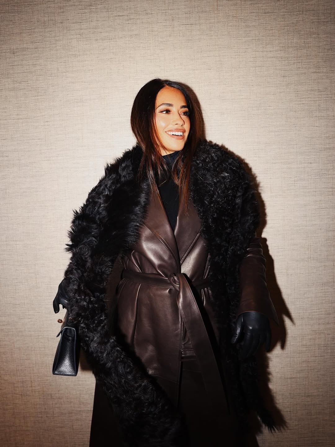 Зимовий стиль дружини Мессі: шкіряний тренч і шарф з екохутра