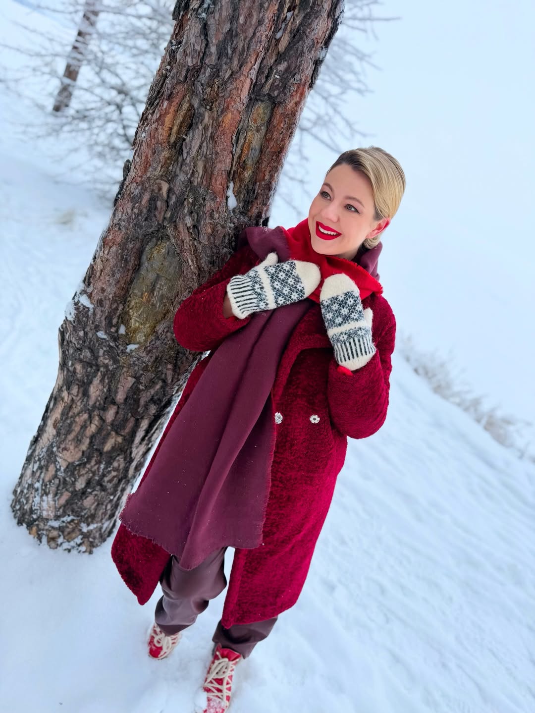 Вагітна Олена Курбанова показала стильний образ у яскравій екошубі