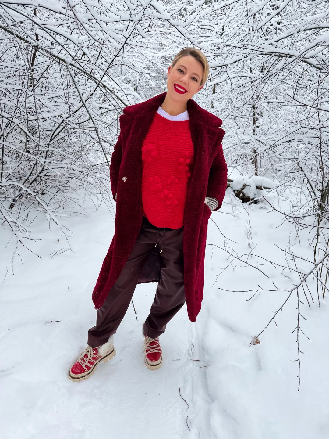 Вагітна Олена Курбанова показала стильний образ у яскравій екошубі