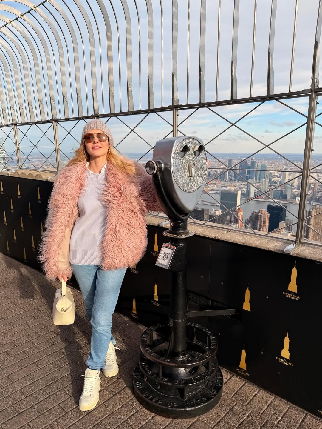 Рожева екошуба та масивні черевики: модний "лук" Даші Трегубової