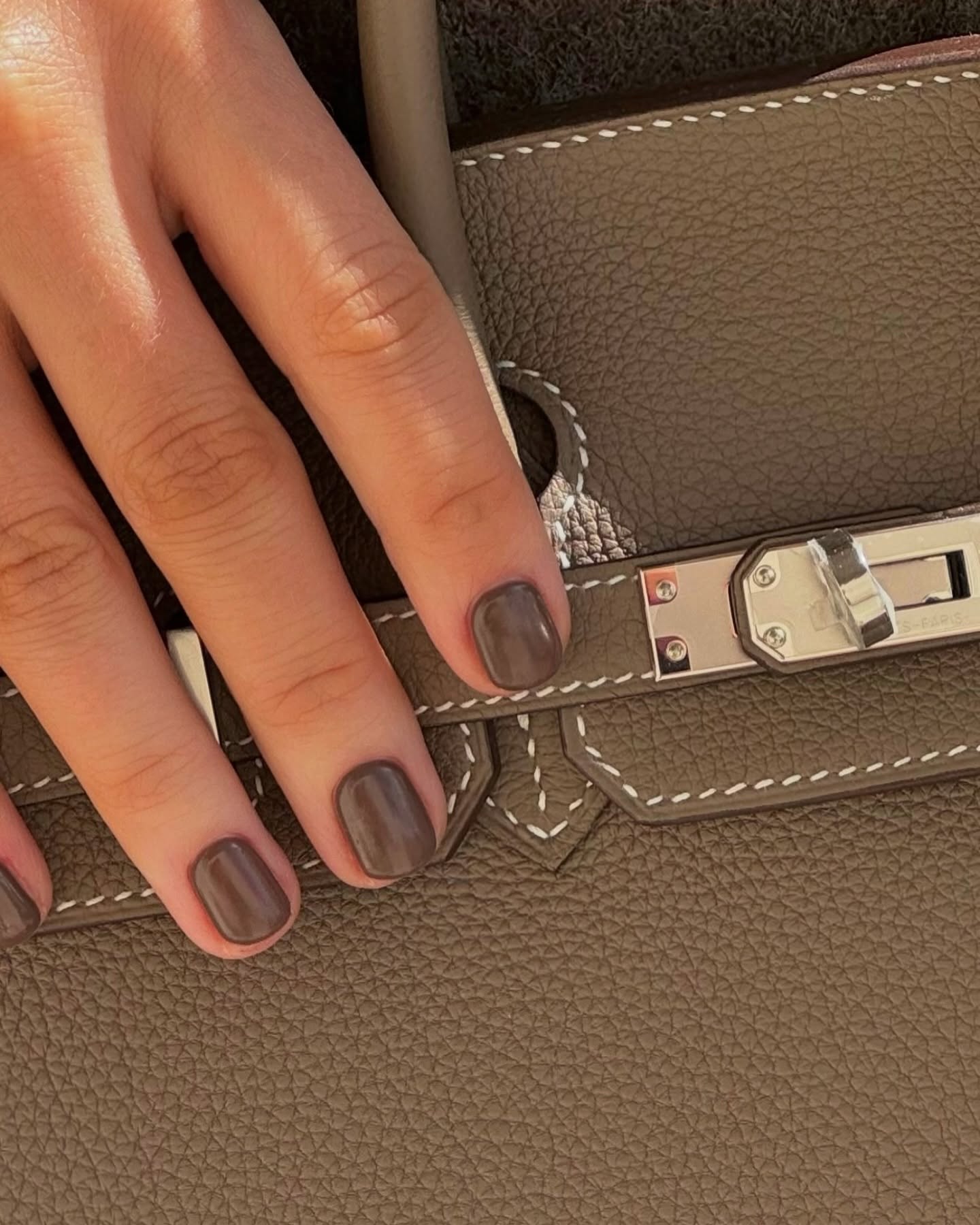 Какой маникюр привлечет удачу и деньги в январе 2025. Это точно не красный и черный