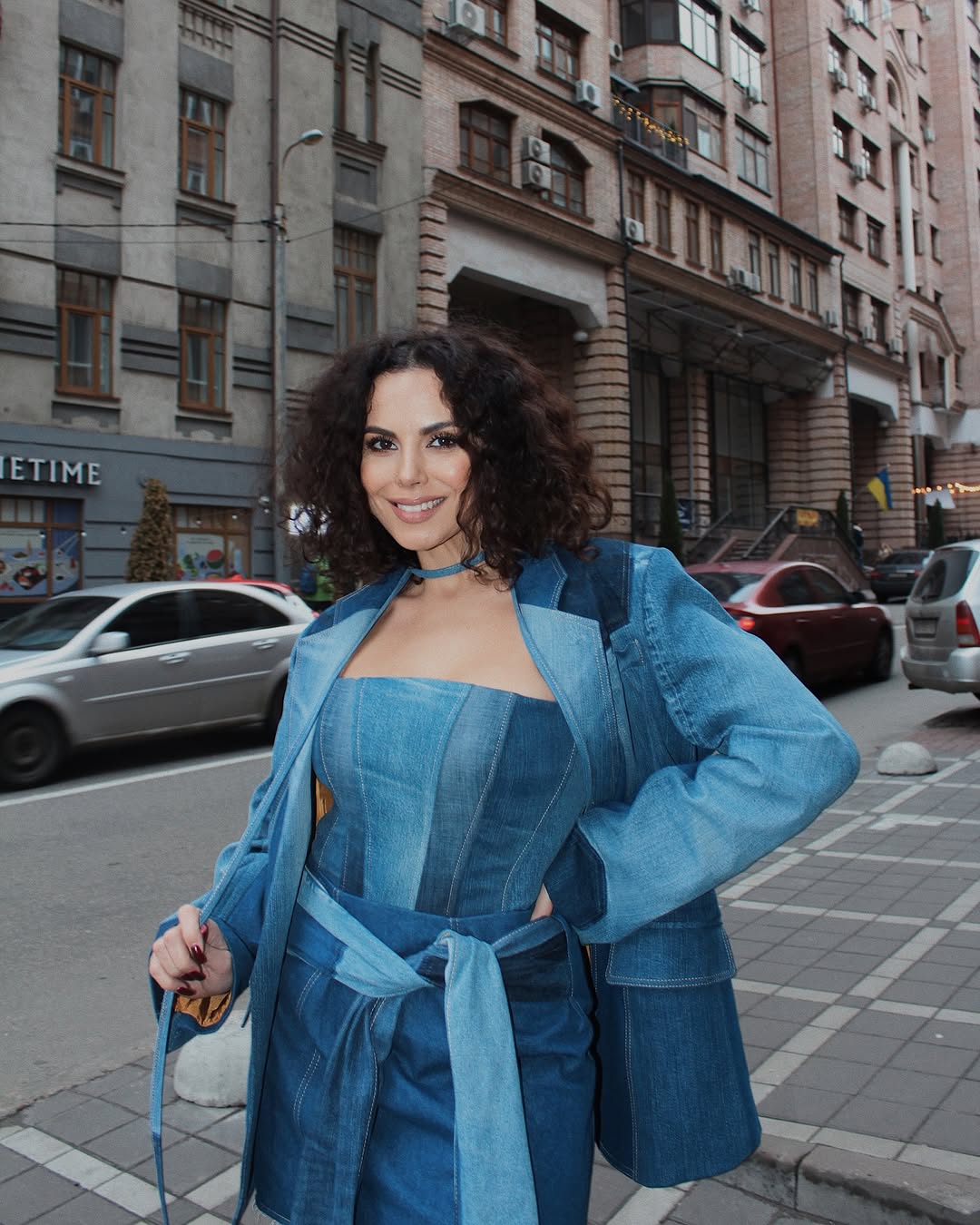 Джинсовый костюм и трендовые сапоги: сколько стоит "лук" Каменских, который сможет повторить каждая