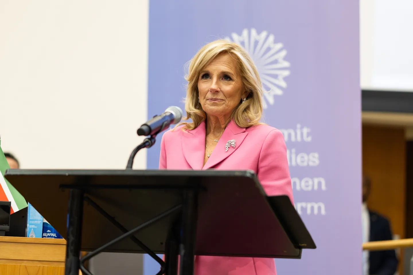 У костюмі та модній брошці: Олена Зеленська задає тренди першим леді