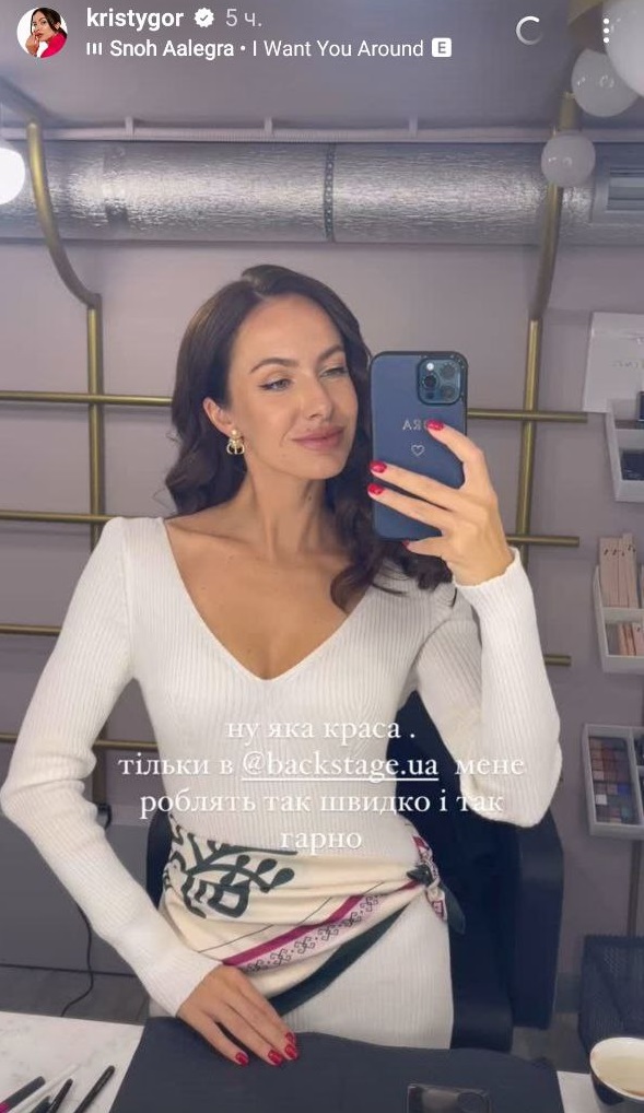 Как стилизовать шелковый платок: бывшая Остапчука продемонстрировала необычный способ