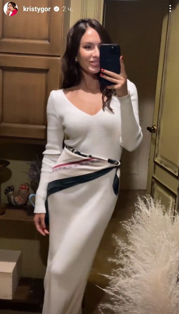 Как стилизовать шелковый платок: бывшая Остапчука продемонстрировала необычный способ