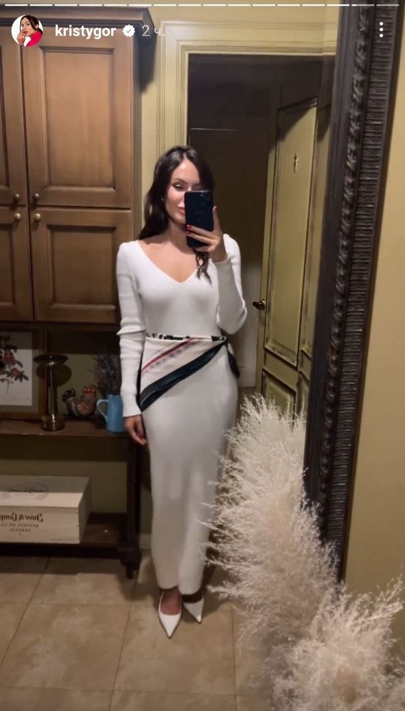 Как стилизовать шелковый платок: бывшая Остапчука продемонстрировала необычный способ