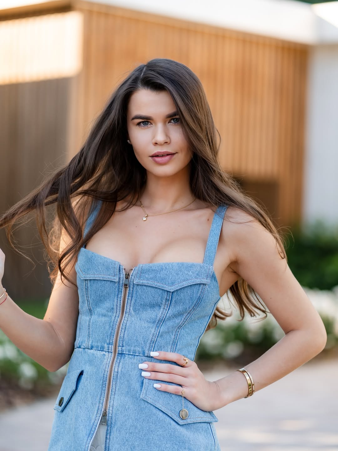 Джинсовий корсет - тренд літа: як його носять дружина Решетніка і зірка "Холостяка"