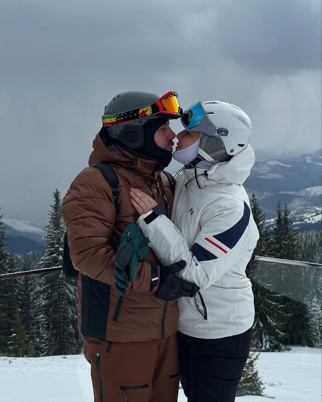 Соломія Вітвіцька замилувала новими фото з нареченим-військовим на фоні засніжених пейзажів