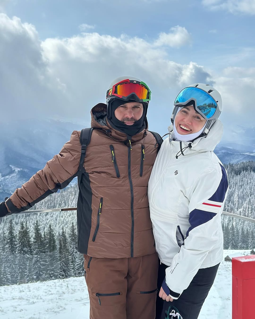 Соломія Вітвіцька замилувала новими фото з нареченим-військовим на фоні засніжених пейзажів