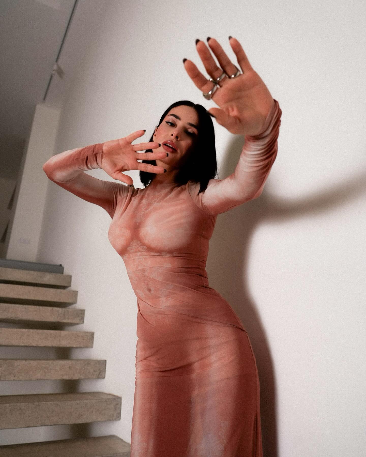 Злата Огневич удивила "голым" платьем: как повторить образ, который точно выделит вас из толпы