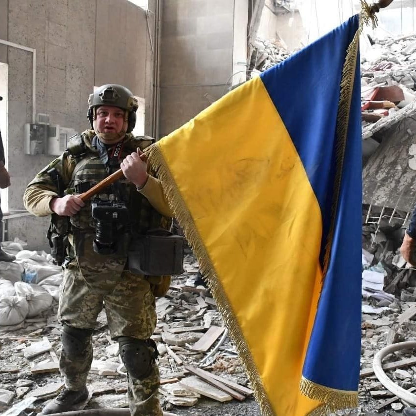 В разбомбленной Николаевской ОГА чудом уцелел украинский флаг: знаковое фото