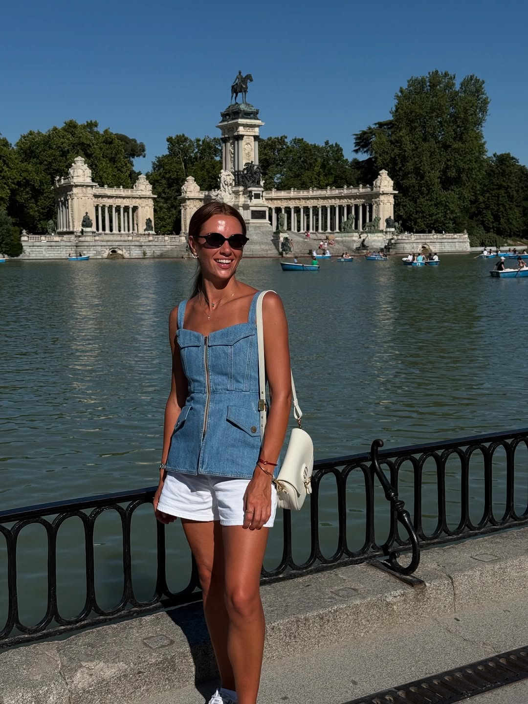 Джинсовий корсет - тренд літа: як його носять дружина Решетніка і зірка "Холостяка"