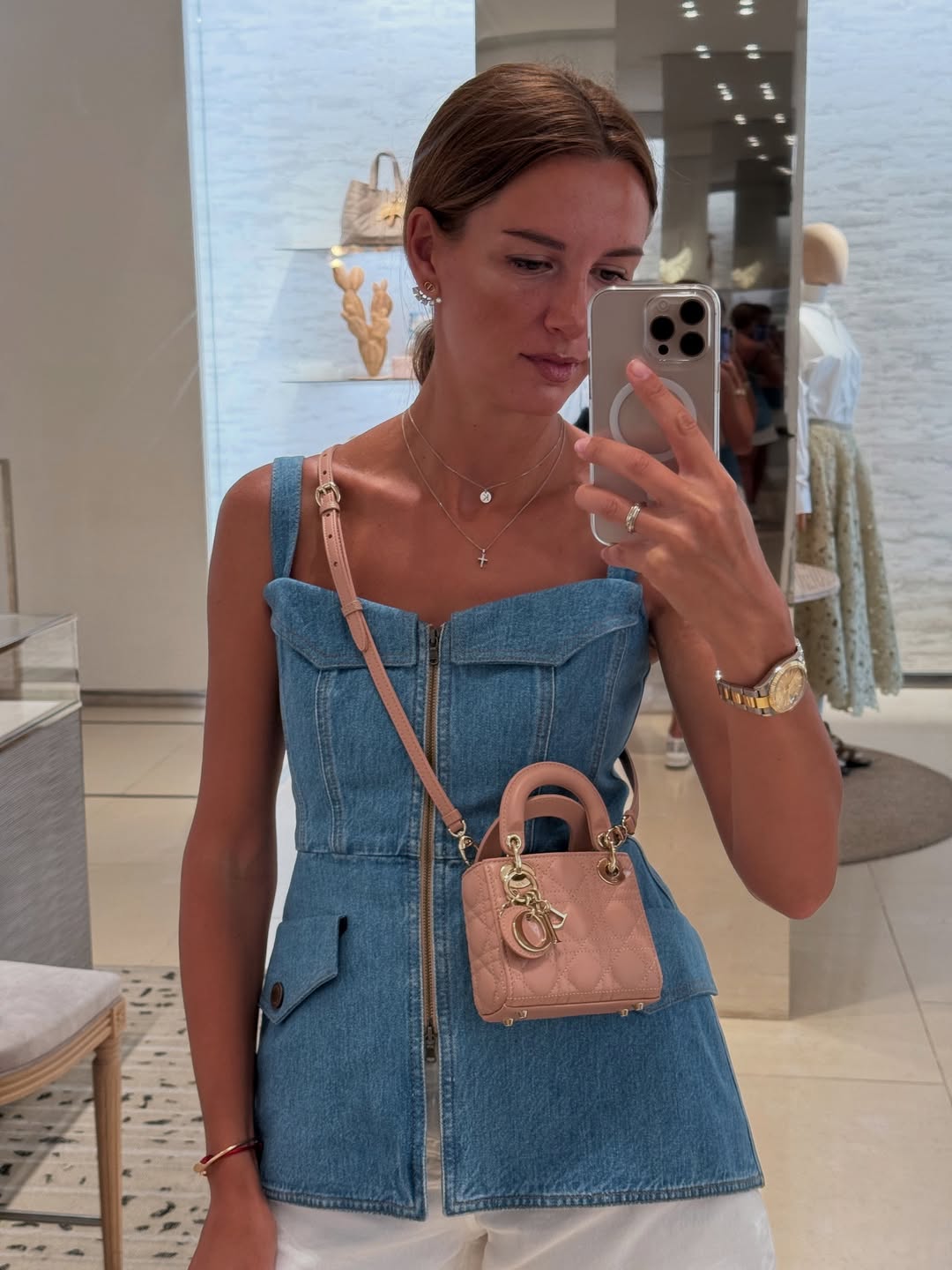 Джинсовий корсет - тренд літа: як його носять дружина Решетніка і зірка "Холостяка"