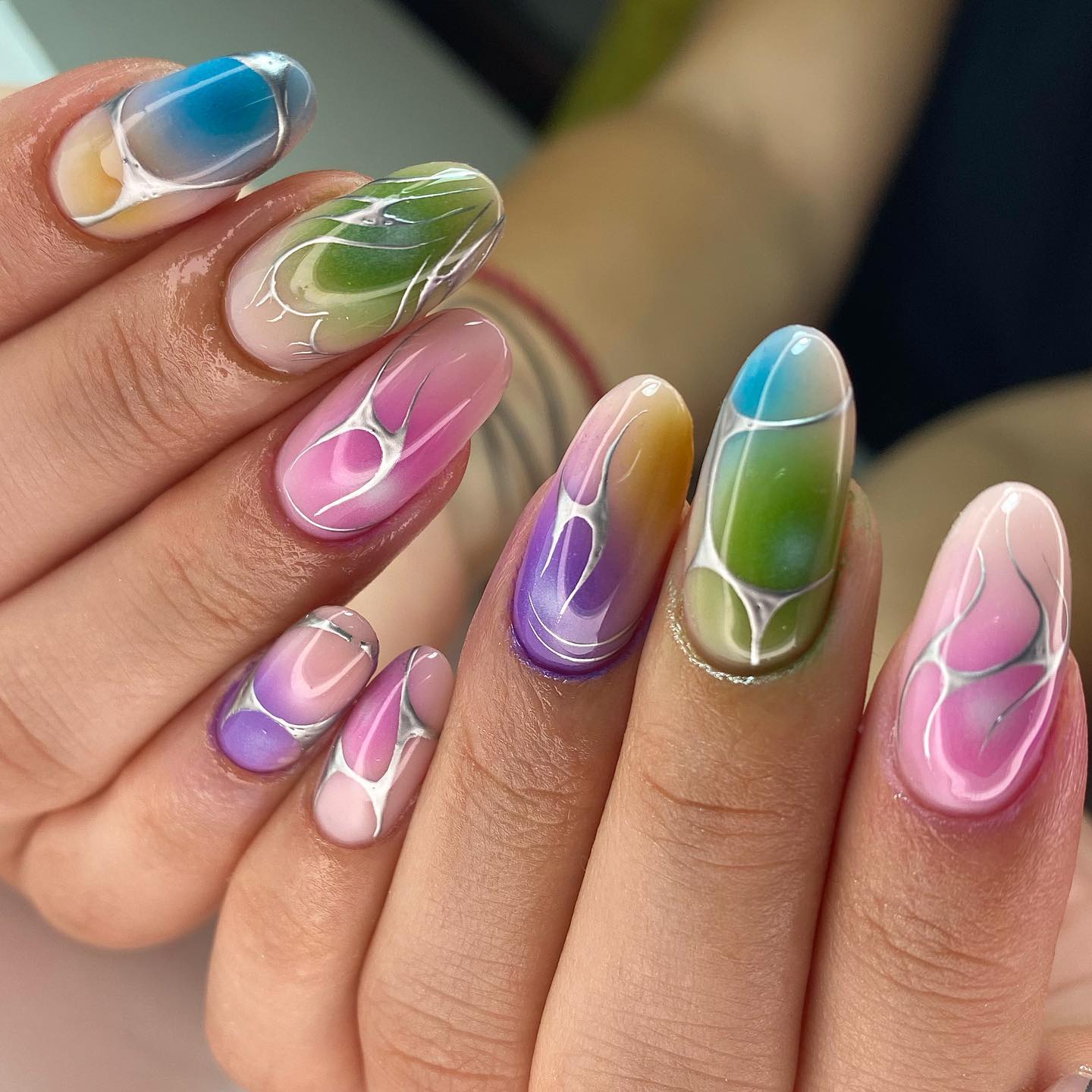 Який вигляд має трендовий манікюр з аурою: ідеї стильних дизайнів