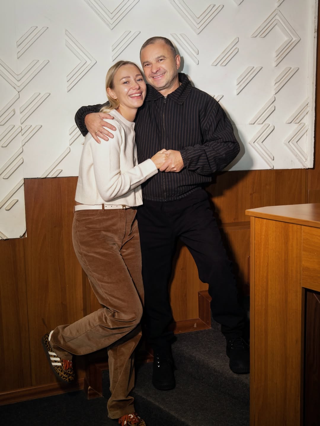 Дружина Віктора Павліка показала трендові штани на осінь: з чим їх носити