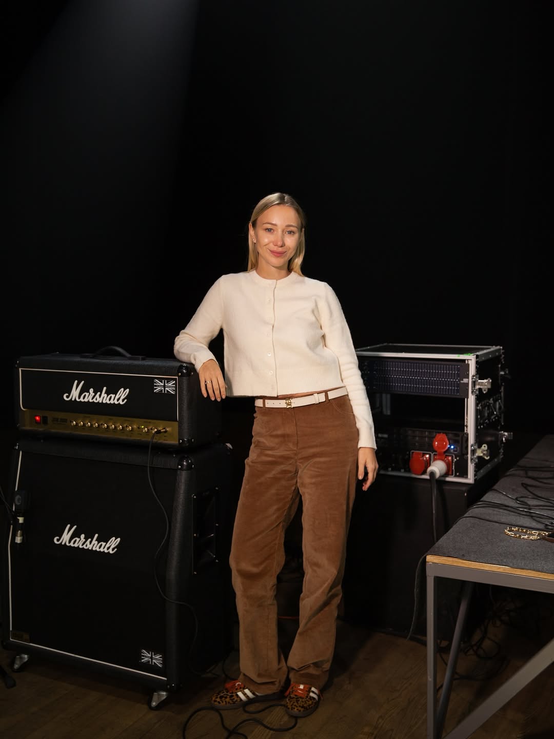 Дружина Віктора Павліка показала трендові штани на осінь: з чим їх носити