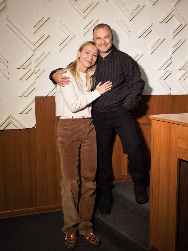 Дружина Віктора Павліка показала трендові штани на осінь: з чим їх носити