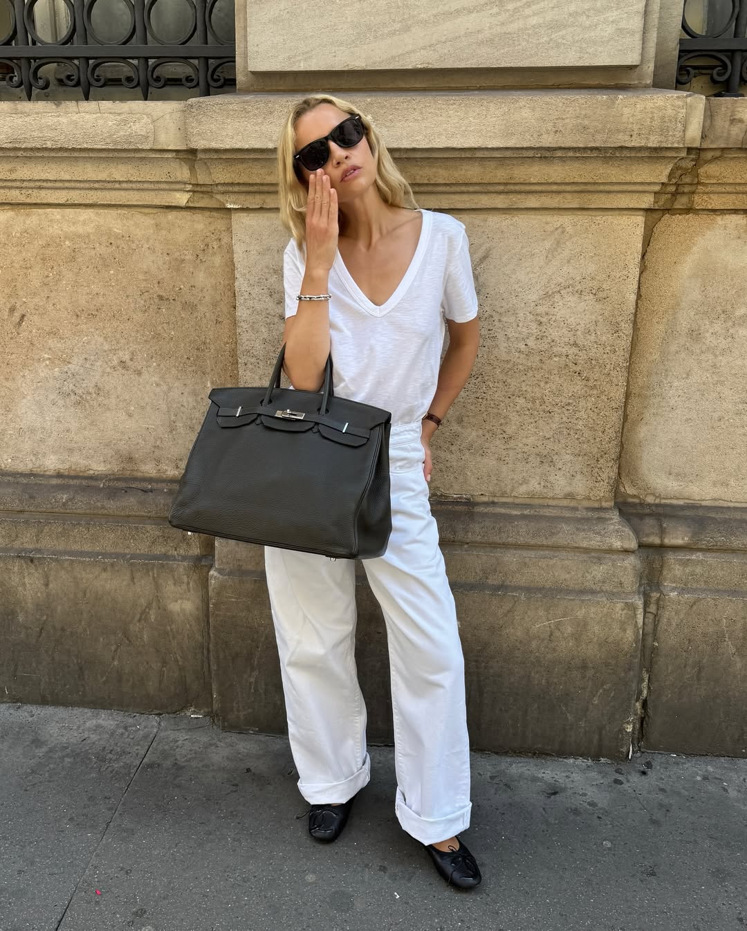 Футболки, джинси, лофери: універсальні речі, які будуть у тренді восени 2025