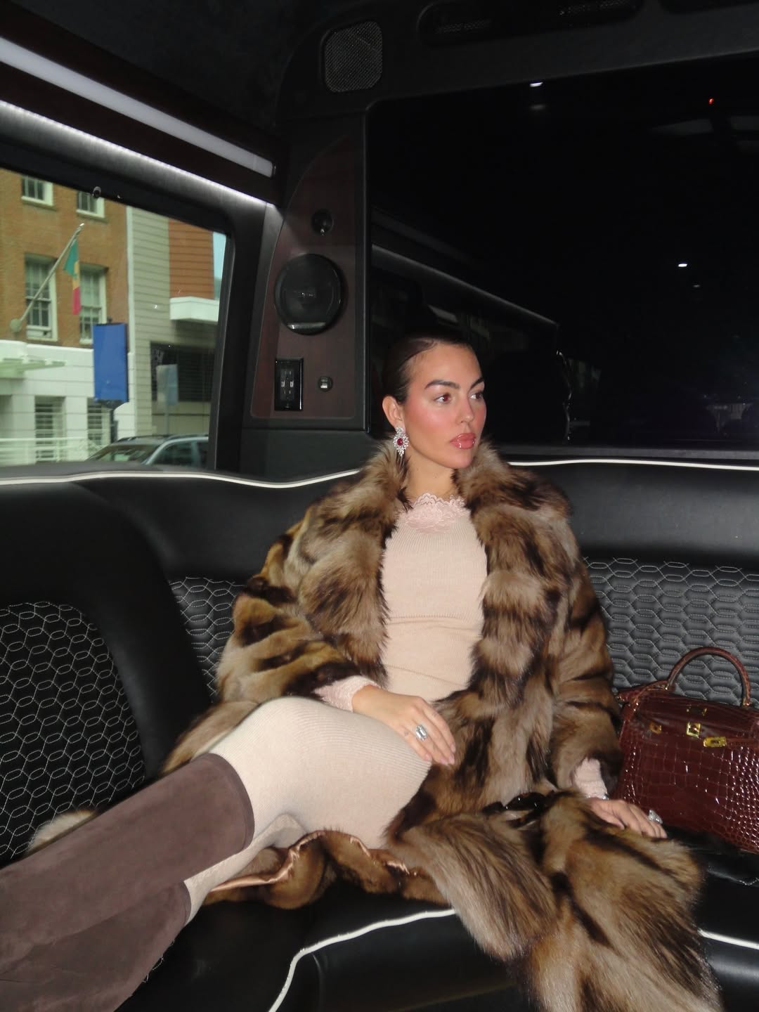 Як носити об'ємну шубу взимку: стильний "лук" нареченої Роналду