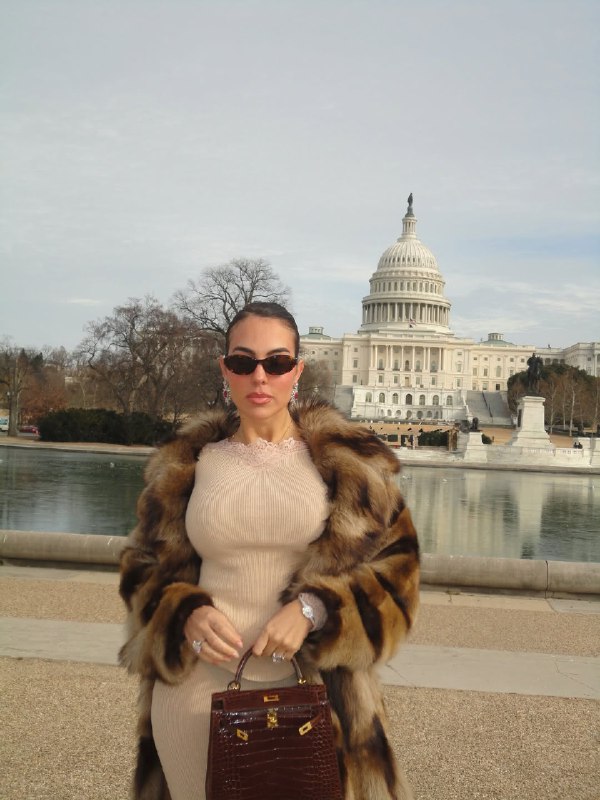 Як носити об'ємну шубу взимку: стильний "лук" нареченої Роналду