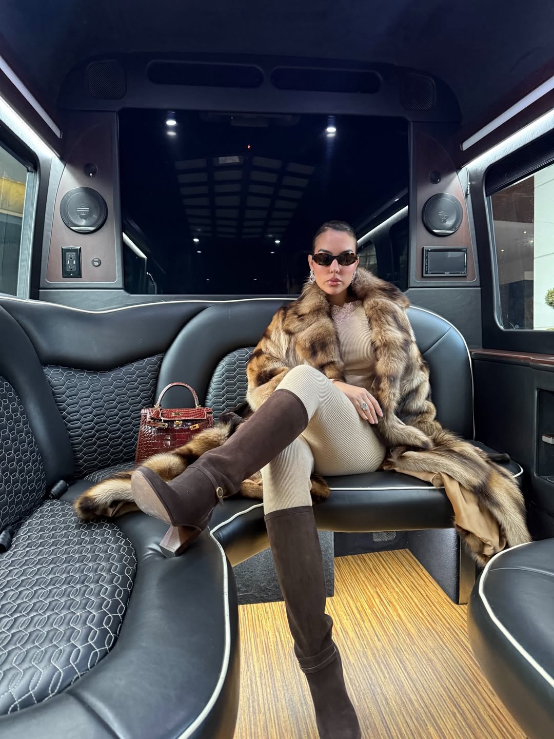 Як носити об'ємну шубу взимку: стильний "лук" нареченої Роналду