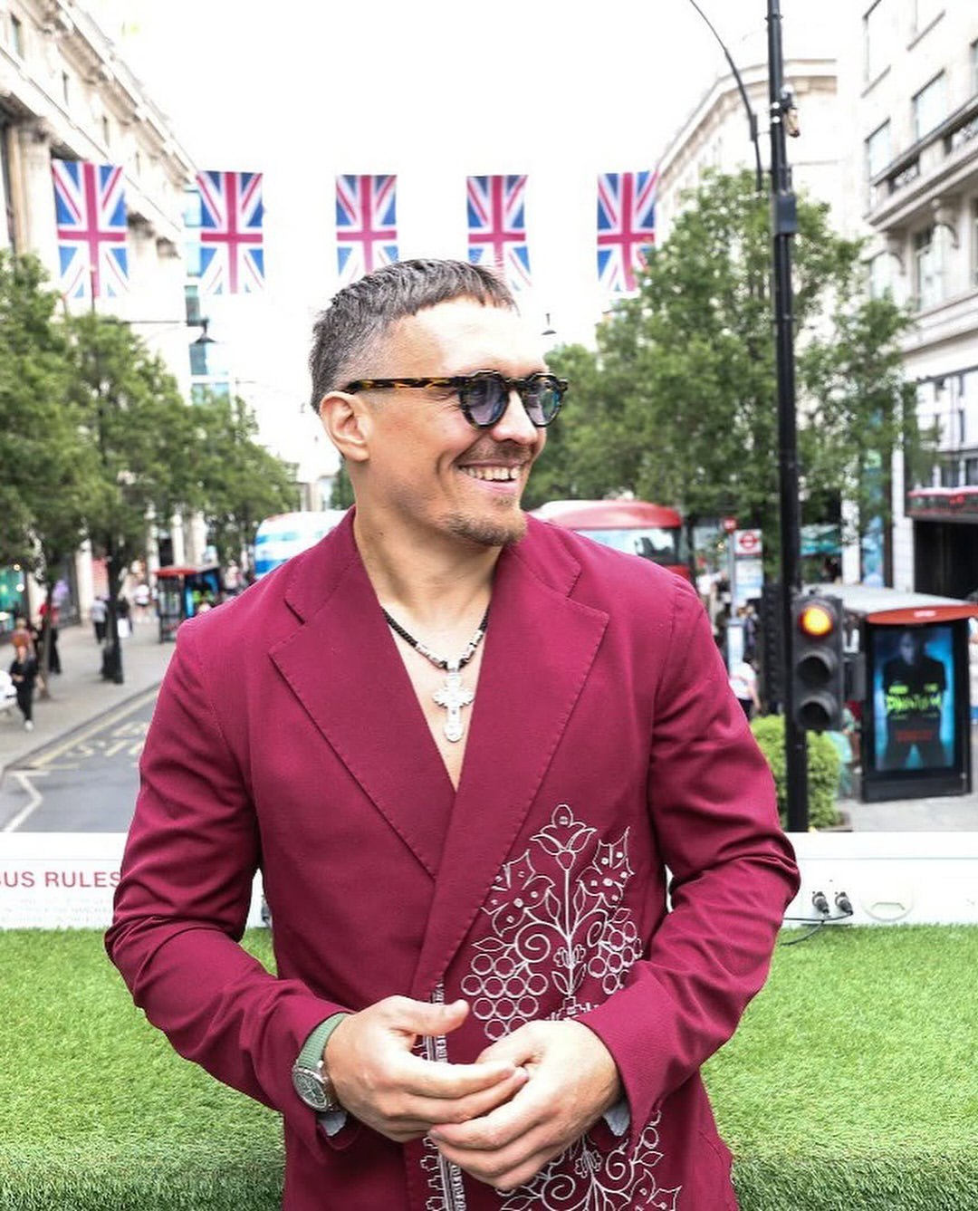 Козацкая мощь и бордовый цвет: что означает новый образ Усика перед реваншем с Дюбуа