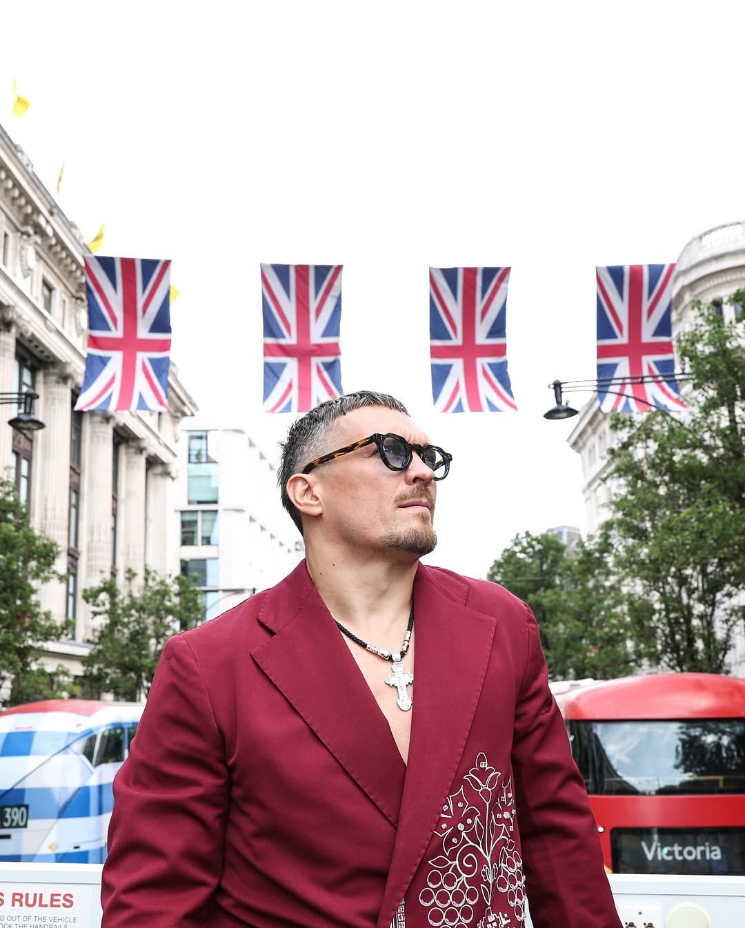 Козацкая мощь и бордовый цвет: что означает новый образ Усика перед реваншем с Дюбуа