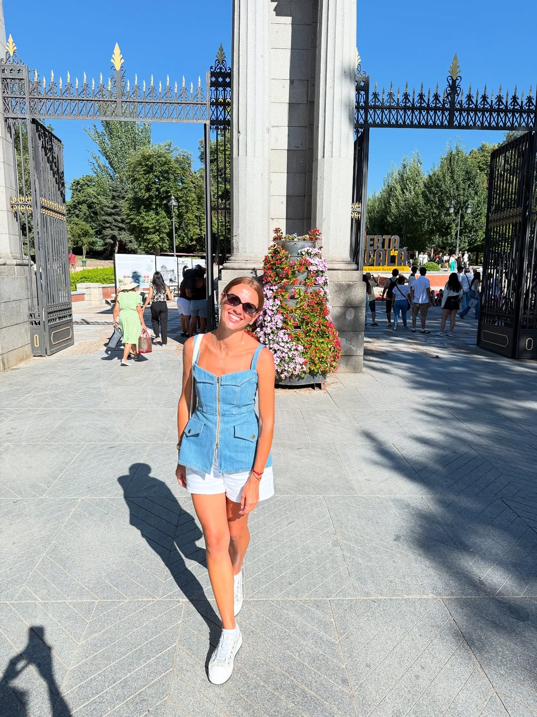 Джинсовий корсет - тренд літа: як його носять дружина Решетніка і зірка "Холостяка"