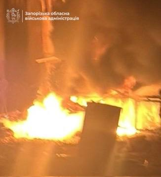 Росія вдарила по Запоріжжю: на місті атаки пожежа