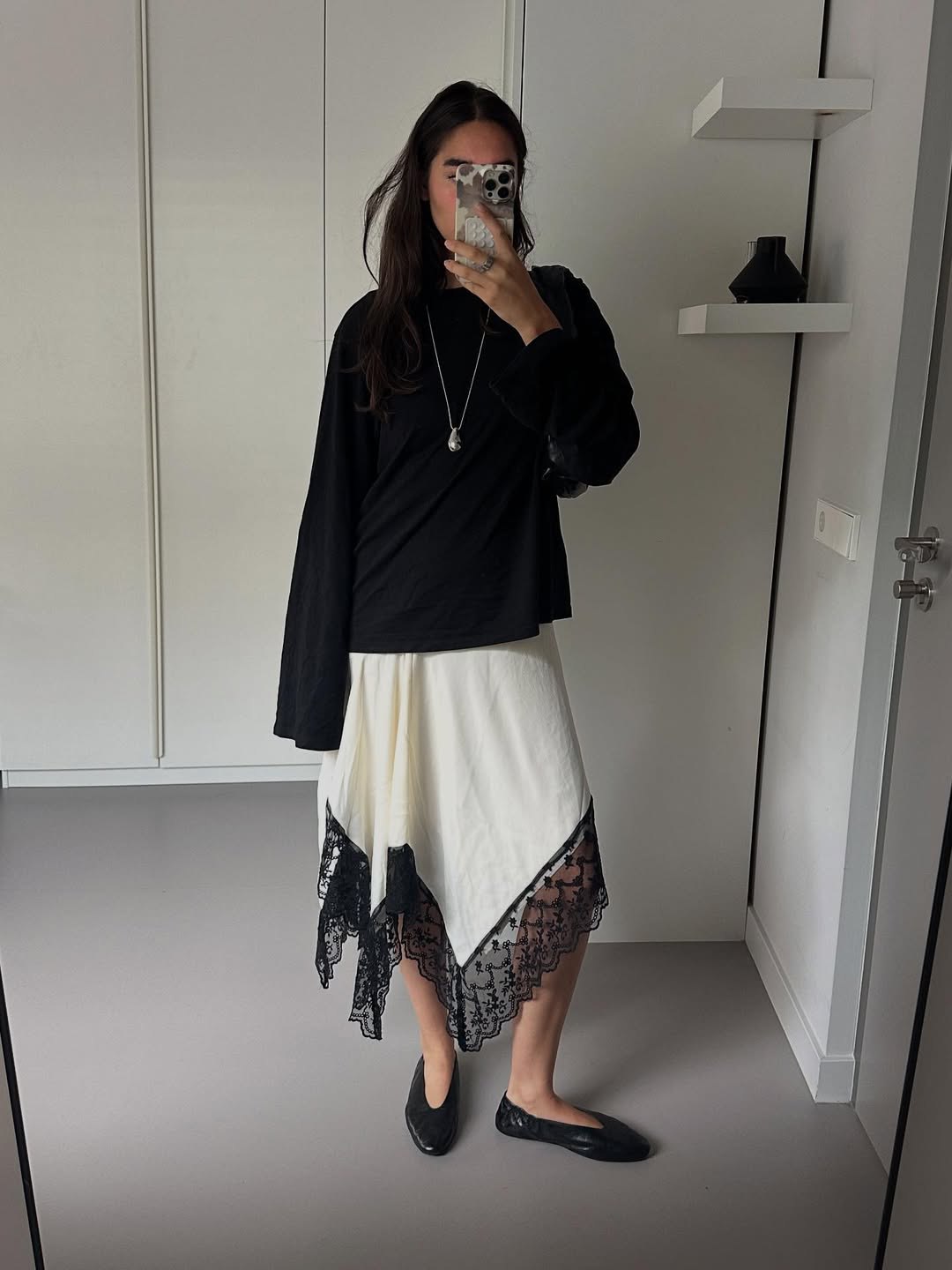 Футболки, джинси, лофери: універсальні речі, які будуть у тренді восени 2025