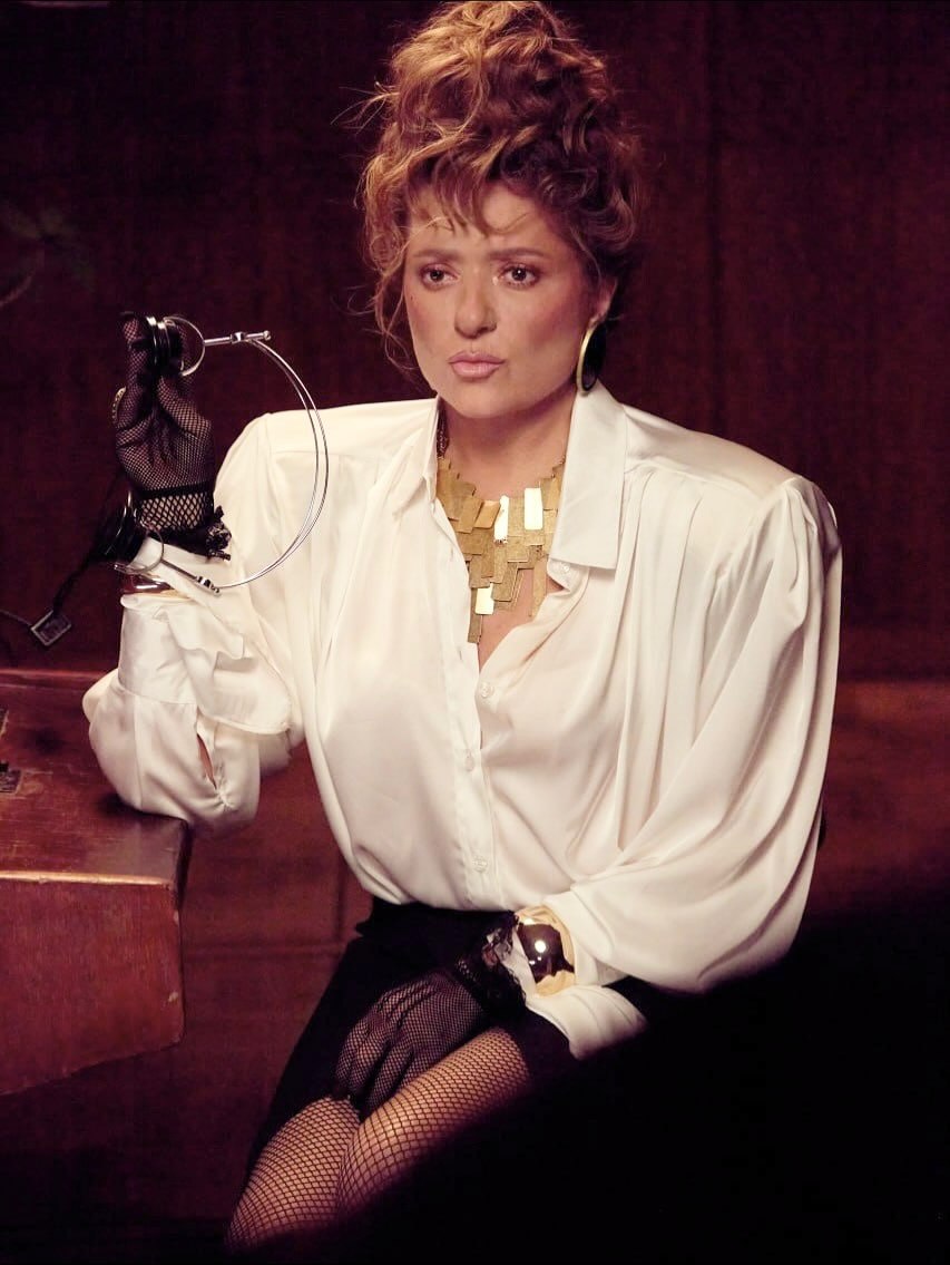 Об'ємна зачіска і масивні плечі: Могилевська здивувала яскравим образом у стилі 80-х