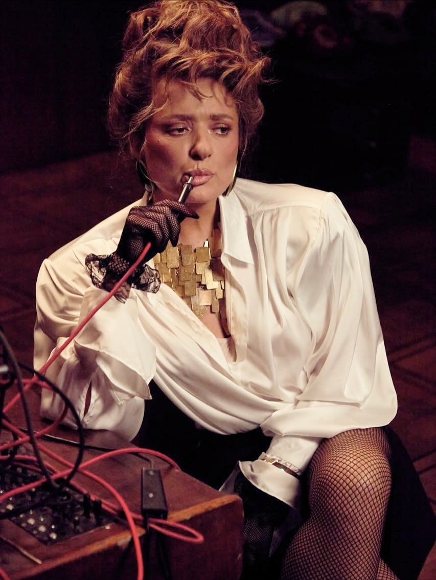 Об'ємна зачіска і масивні плечі: Могилевська здивувала яскравим образом у стилі 80-х