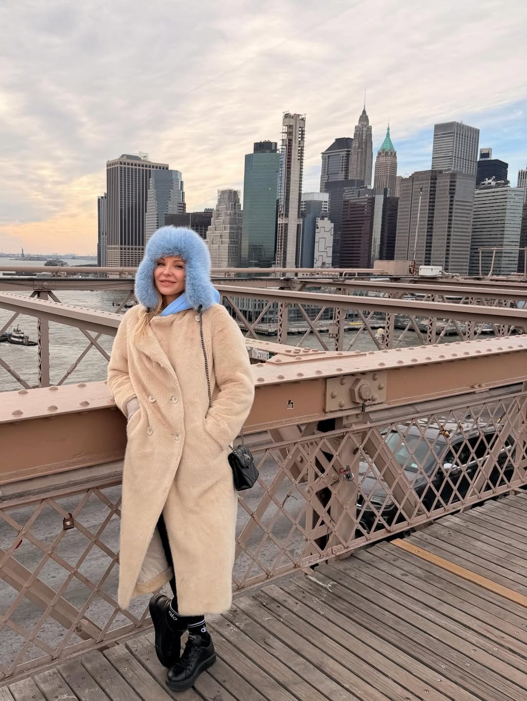Блакитна шапка-вушанка і пальто з екохутра: ідея зимового образу від Даші Трегубової